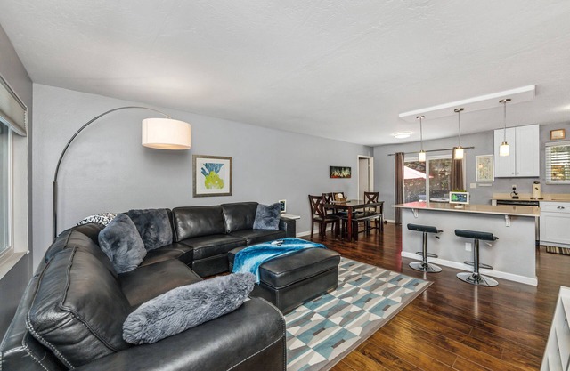 REMODELED 3Bd/2Bth TreeTop House -> Downtown Location w/Views & 5-STAR REVIEWS!