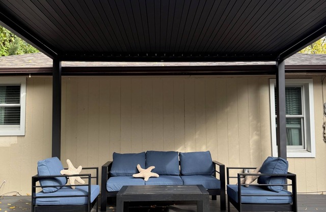 Remodeled 3BR Home, Park View + Outdoor space! Pet friendly :)