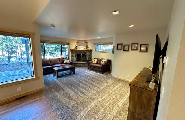 Remodeled 4 bed, EV charging ,AC, Tankless water heater, SHARC passes, pet free