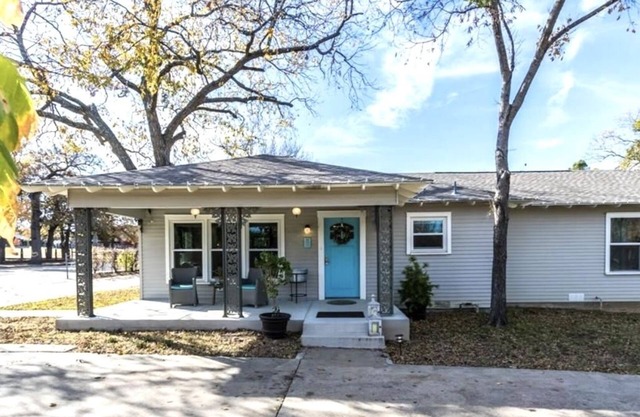 Remodeled bungalow walking distance to Main Street, Hotel Vin & Botanical Garden
