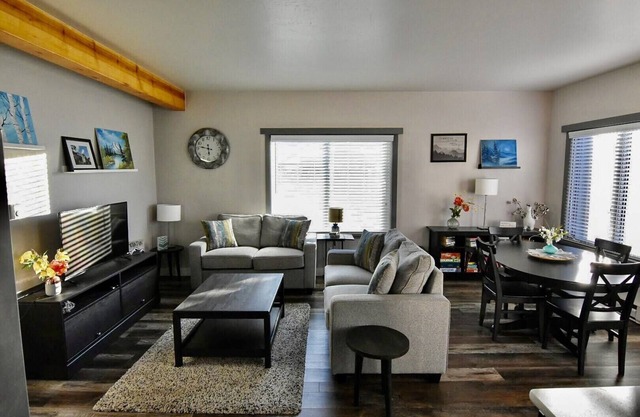 Remodeled condo - Just moments from downtown and the river! STR-097