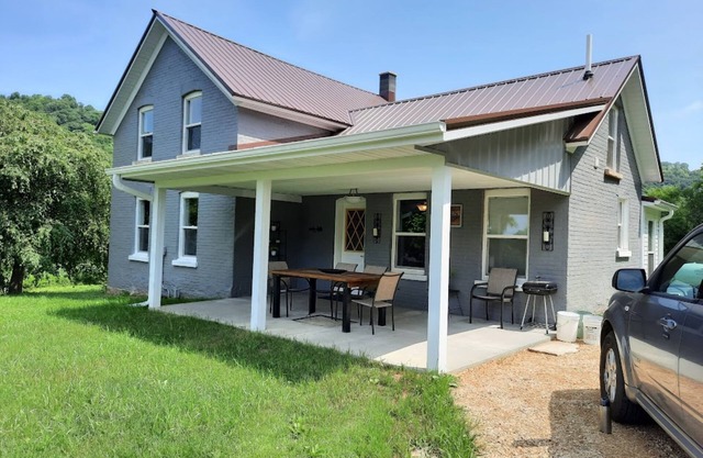 Remodeled country farmhouse, 3 min drive from Mississippi River, Peaceful/Clean.