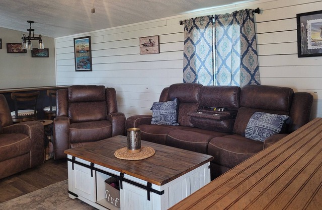 Remodeled cozy camp. Space for the entire family, bay views, and pet friendly!