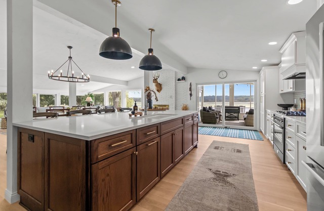 Remodeled Lake Retreat: Putting Green & Game Room+Bar! Forever Wild Views