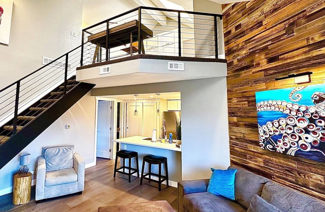 ~Remodeled Mtn View Condo, Hot Tub, Modern, Fast WiFi~