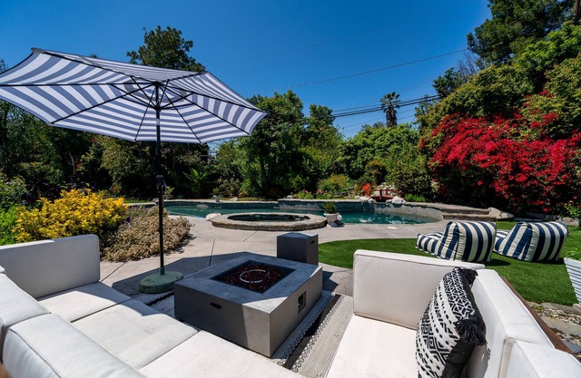 Remodeled Oasis Retreat w/Pool & Jacuzzi.