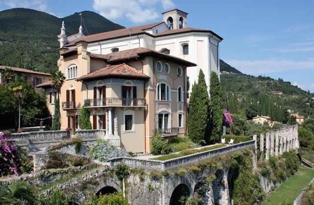 Renewed historical lake-view villa with large swim spa whirlpool