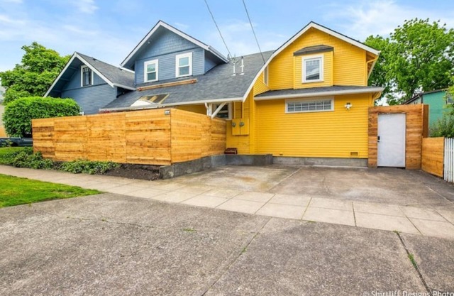 Renovated, 1 block to Matthew Knight Arena and 3 blocks to Hayward Field