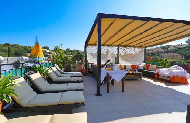 Renovated 2-Bed Gem in Kassiopi's Vibrant Tourist Village, WiFi, Terrace