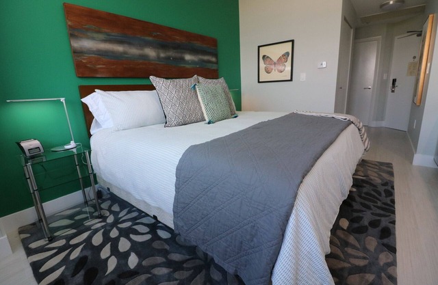 Renovated 21st Fl. Private Unit located in Coconut Grove Hotel!