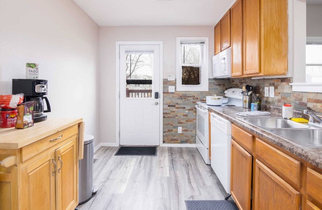 Renovated 3 Bedroom Home Near Drake and Downtown