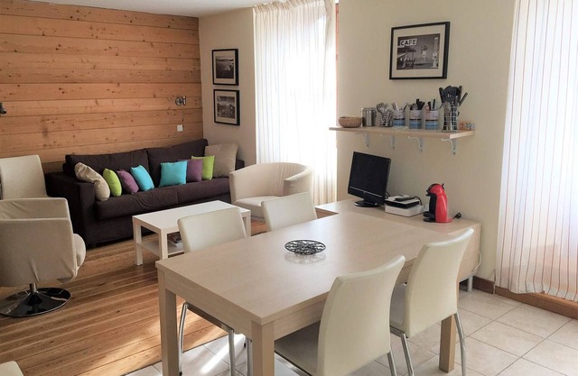 Renovated 3-room apartment, near station and lifts
