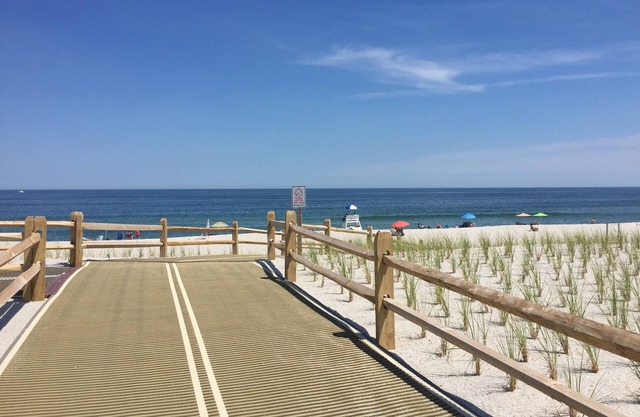 Renovated 3B/1 Bathroom Beach Cottage in Normandy Beach