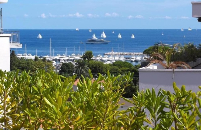 Renovated apartment, top floor, sea view, landscaped terrace 40m2,