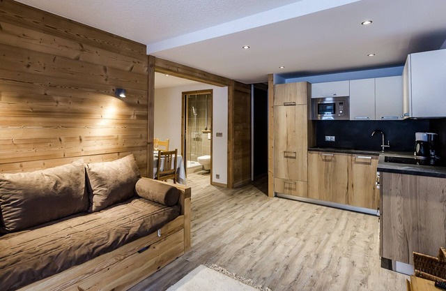 Renovated Apartment · Central Location · Close to Slopes · Sleeps 5