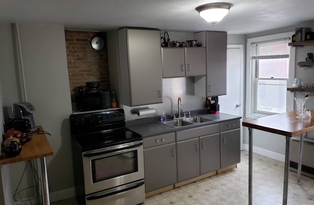 Renovated Apartment minutes from Burlington