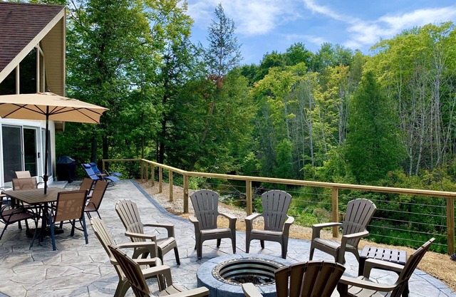 Renovated Betsie River Cabin 3bd+2ba+Loft by Crystal Mtn, 8acres, 600’ frontage!