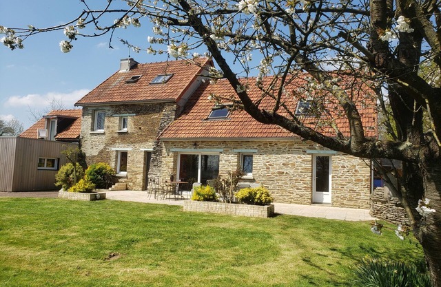 Renovated country property 2kms from town with swimming pool