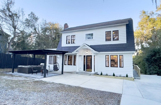 Renovated Dutch Colonial Home in Ocala ❤️ + Pet Friendly