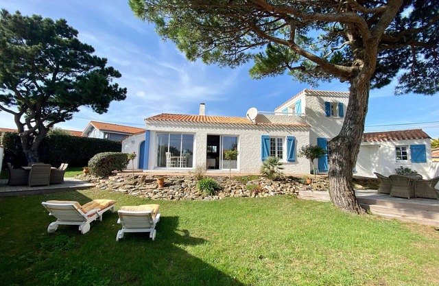 Renovated house with terrace and enclosed garden 30m from the sea, parking, wifi