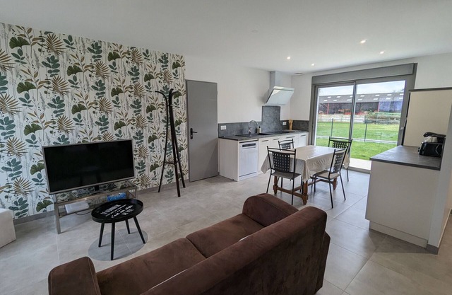 Renovated house with garden and parking, near Orleans, pet-friendly