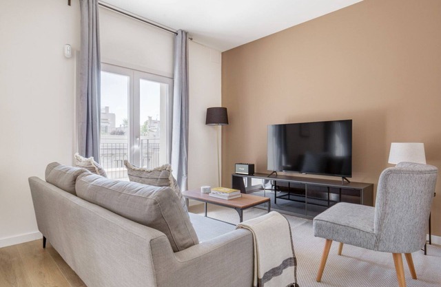 Renovated La Dreta de l'Eixample 2BR w/Terrace, by Blueground
