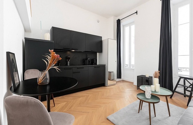 Renovated mezzanine studio - AC - 300m Jean Médecin