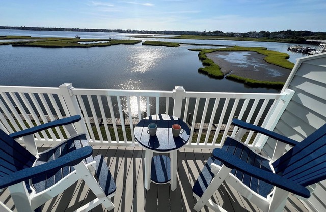 RENOVATED - NO CLEANING FEE Waterfront 3 BR w Pool, Kayaks, Grill. K, Q & T beds
