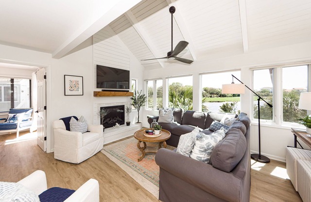 Renovated on the Lagoon within Walking Distance to the Beach &n Amenity Cards!