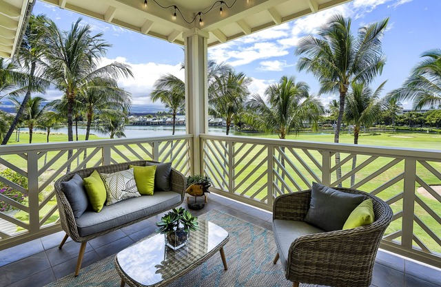 🏖️Renovated Penthouse | Lake & Golf Course Views | AC | Near Bay