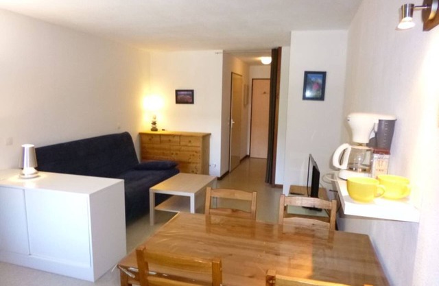 Renovated Studio with East-Facing Balcony, WiFi, and Parking in Brides-les-Bains