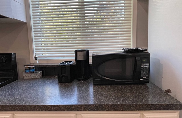 Renovated Suite 6 Minutes to UVIC and Beach – Modern Comforts & Pet-Friendly