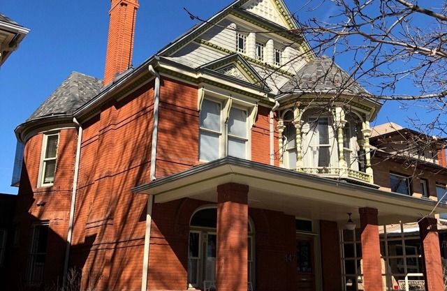 Renovated Victorian filled w/art, views, beautiful furniture & hot tub/yard