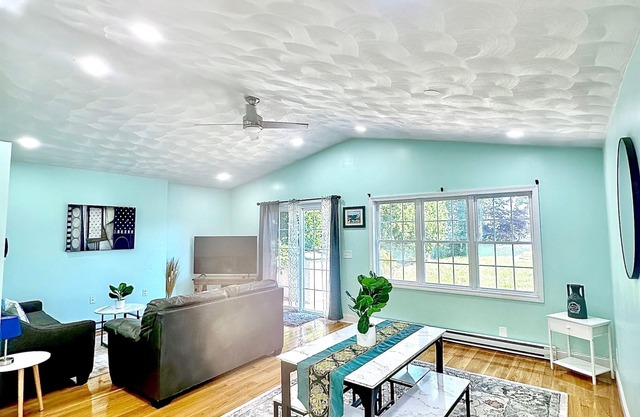 Renovated Water front home near the highway. Access to Lake&beach available