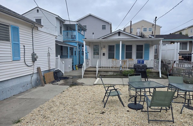 Rent 18 + 3 bedroom home 1 block from beach 5 minute walk to convention center!