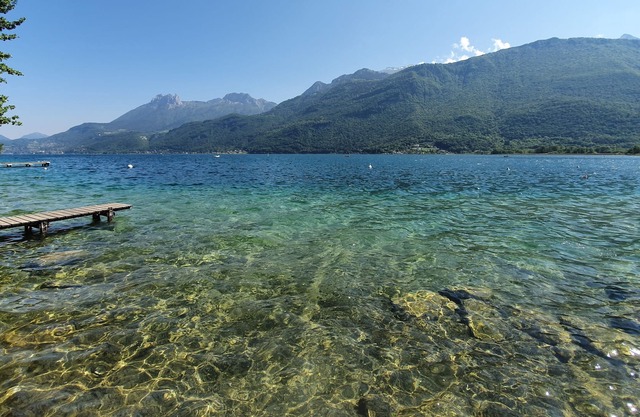 Rental for 12 people on the shores of Lake Annecy, opposite the beach