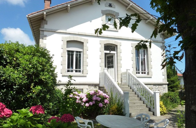 Renting the sea (with parking and garden) to the Spanish border .