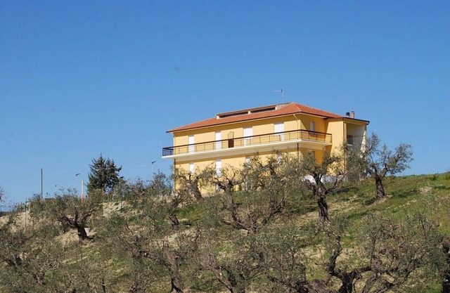 Residence Borgo Offida with large garden