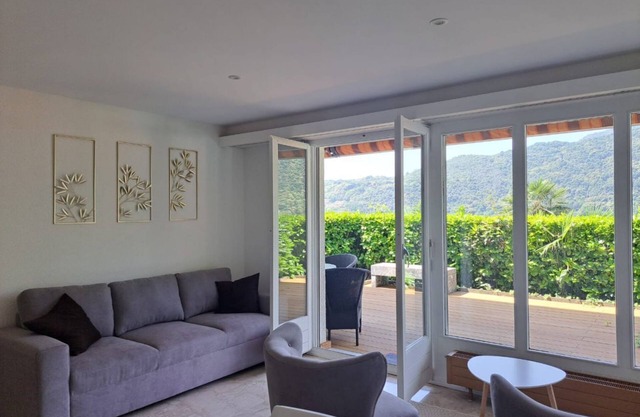 Residence with Pool and Beach (Morcote Romance)