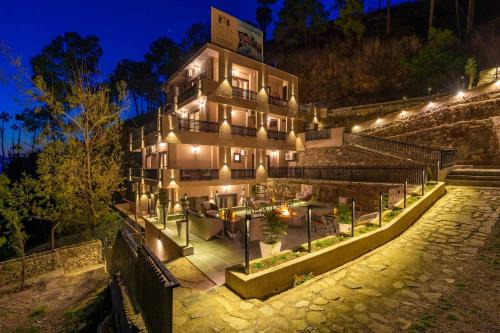 Residences By Tarika by VEO - Luxury 7BR 4BR & 3BR in Chail with Bonfire & Hillview