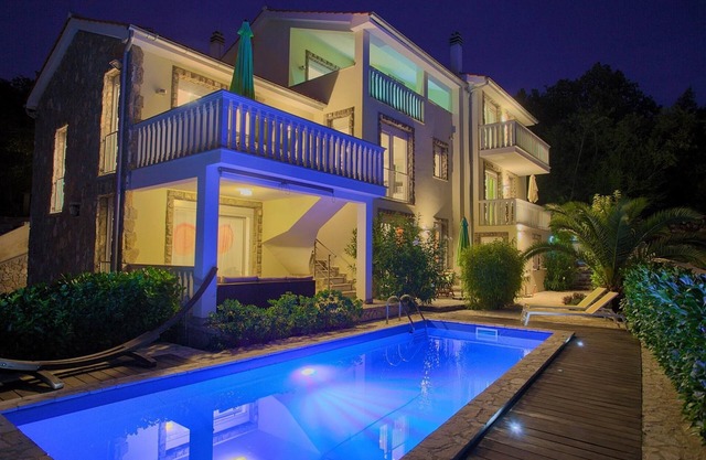 Residencia La Famiglia with heated swimming pool and beautiful Seaview