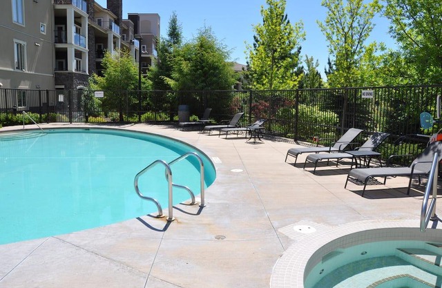 Resort 3 Bedroom w/ Outdoor Pool & Spa on Golf Course