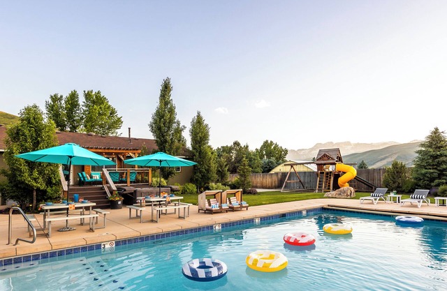 Resort Home, 15 min to Ski Slopes, Sleeps up to 20, Pickleball Court, Hot Tub