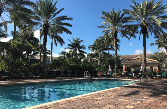 Resort style condo, Ground level w garage, 5 min to beach, heated pool