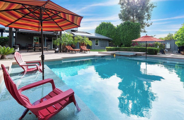 Resort Style Heated Pool Hot Tub, Fire Pit, Gourmet Kitchen, Close to Everything