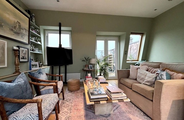 Resplendent Riverside Residence | 3 Bed | Fulham