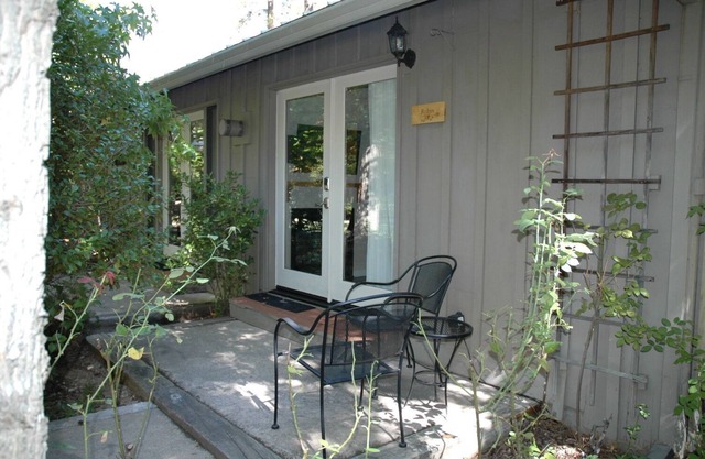 Restful Luxurious Abode with Clawfoot Tub!