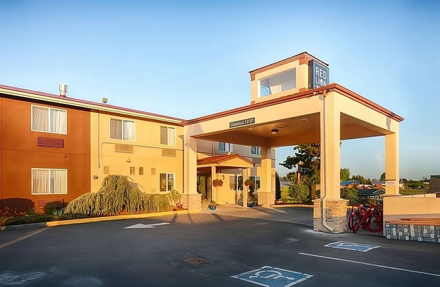 Restful Stay at Red Lion Inn & Suites Sequim! Pool, Free Breakfast and Parking!