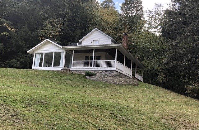 Restored 1800s Farmhouse in Beautiful Hocking Hills