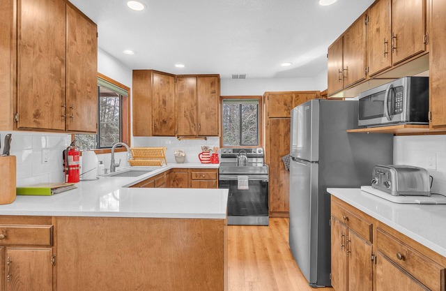 Retreat 101-Picturesque Scenery-Large Deck-Modern Amenities-Fireplace-13 Acres